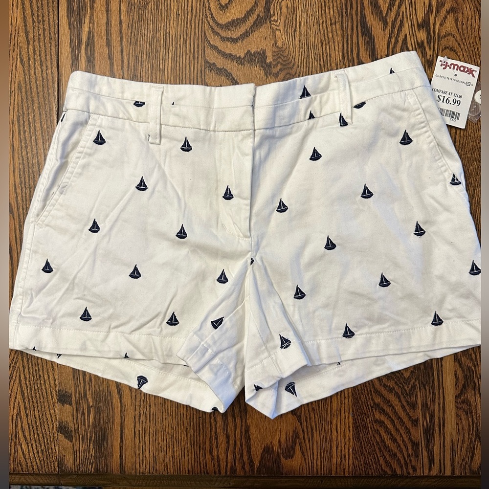 British Khaki women’s shorts, white with navy sailboats, sz 4. NWT.
